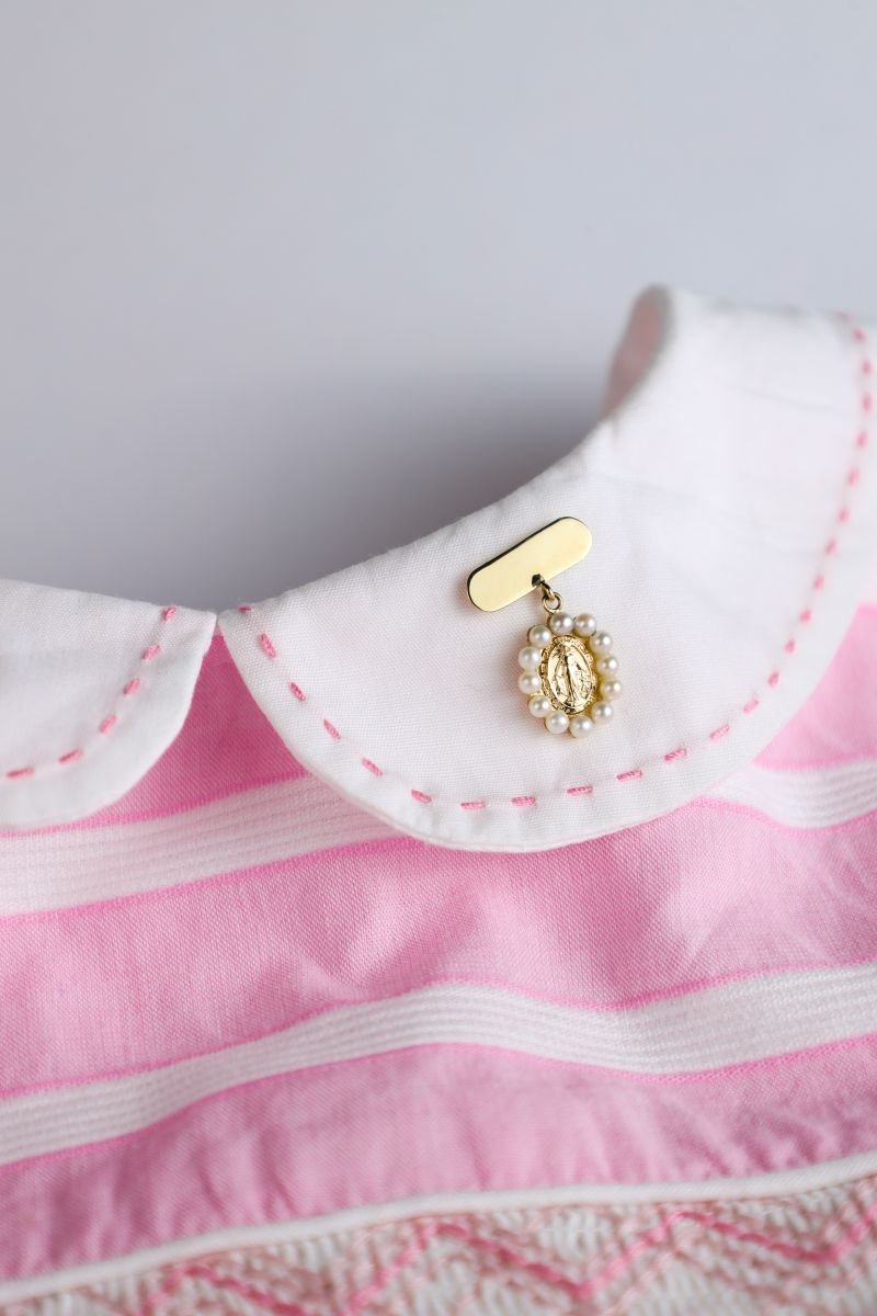 Broche Medalha Milagrosa com Pérolas